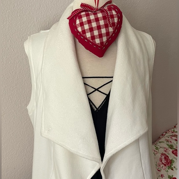 UGG Sleeveless Vest, White Sold Out, New With Tag - Picture 4 of 8